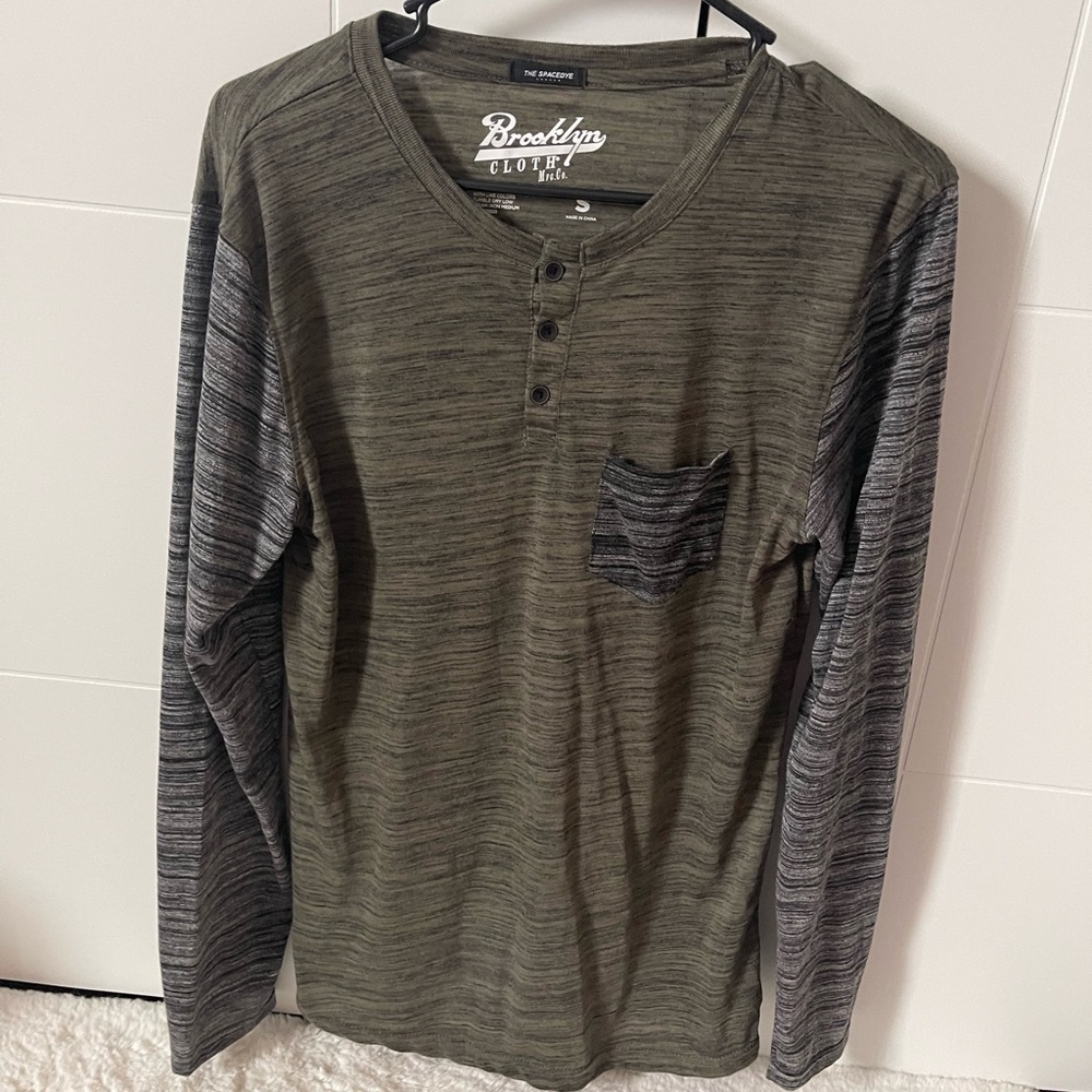 Men's long-sleeved undershirt.